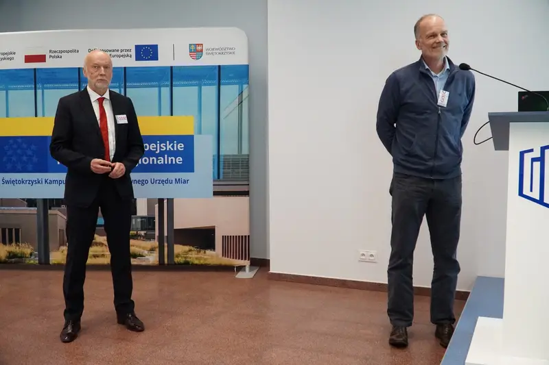 Otwarcie seminarium — gospodarze witają uczestników na tle ścianki Świętokrzyskiego Kampusu Laboratoryjnego GUM.