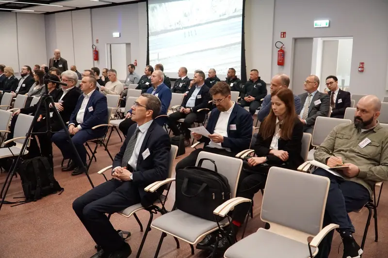 Uczestnicy seminarium na sali — w wydarzeniu wzięło udział blisko 50 osób.