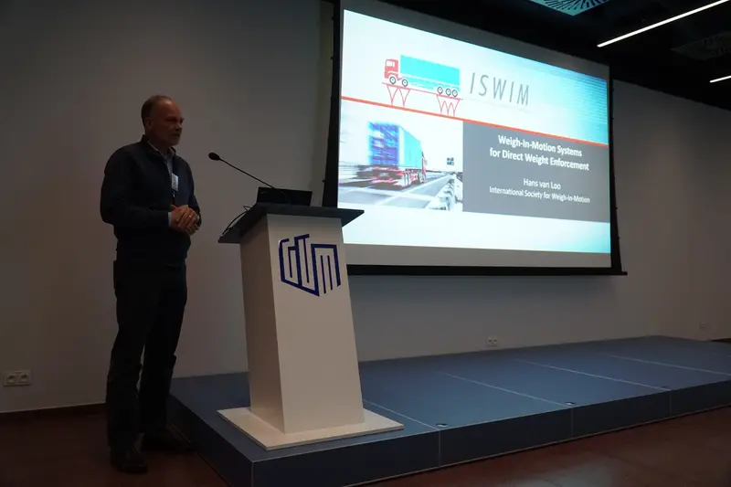 Zagraniczny prelegent z Międzynarodowego Stowarzyszenia Weigh-In-Motion (IS-WIM) podczas prezentacji.