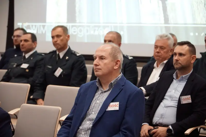 Uczestnicy seminarium, w tym przedstawiciele służb mundurowych, podczas prezentacji.