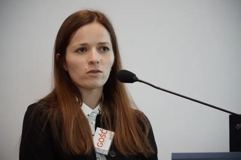 Prelegentka podczas wystąpienia na seminarium.