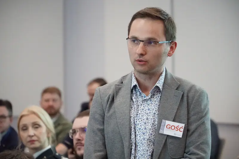 Uczestnik zadaje pytanie podczas dyskusji.