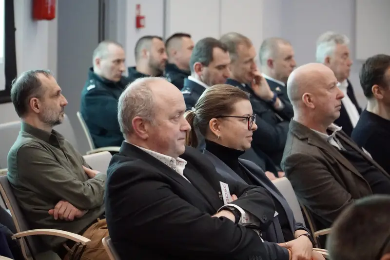 Zaangażowani uczestnicy seminarium słuchają prezentacji.