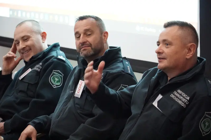 Przedstawiciele Inspekcji Transportu Drogowego (ITD) podczas dyskusji.